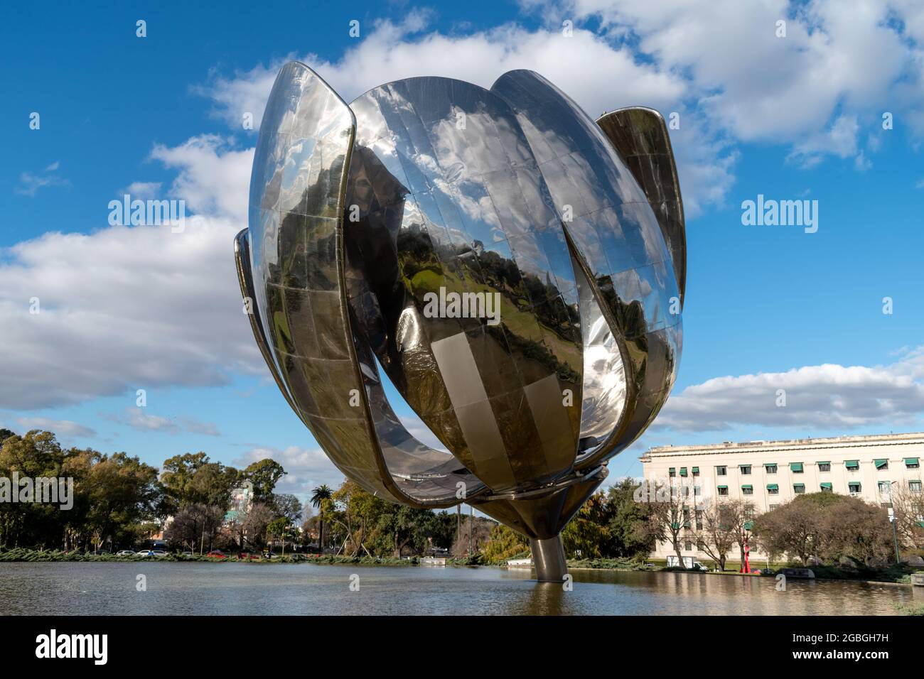 Floralis Genérica, a sculpture made of steel and aluminum by Eduardo Catalano located in Plaza de las Naciones Unidas in Buenos Aires, Argentina Stock Photo