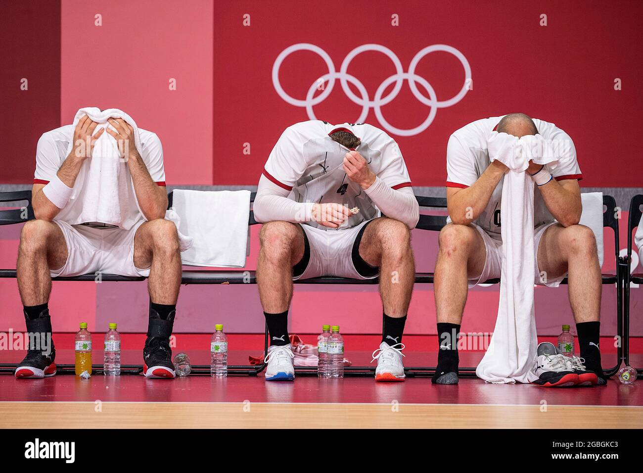 Don't want to hear or see anything anymore: dejected German players after the end of the game; Handball/Men on August 3rd, 2021, Germany (GER) - Egypt (EGY) 26:31; Olympic Summer Games 2020, from 23.07. - 08.08.2021 in Tokyo/Japan. Stock Photo