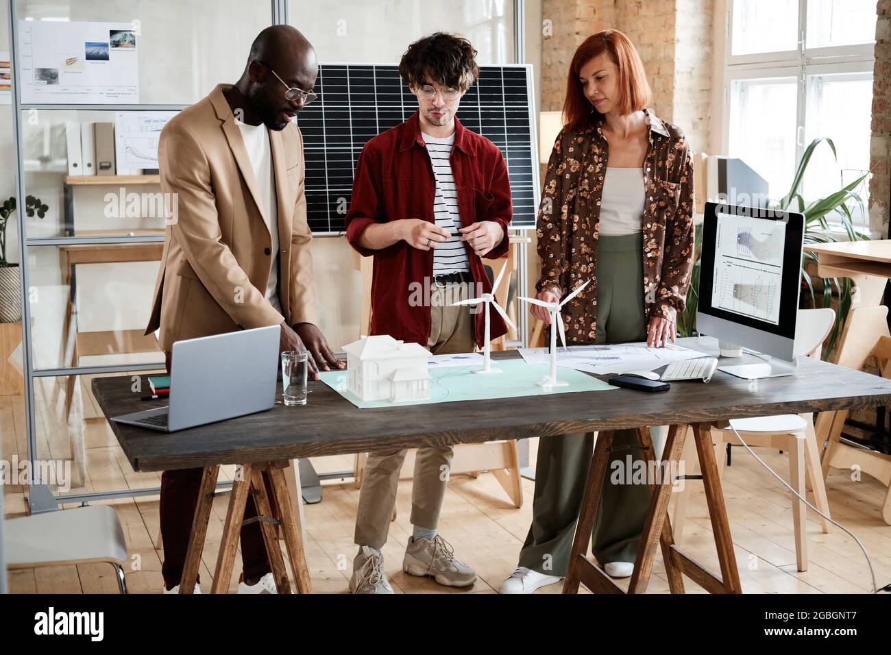Engineers discussing office hi-res stock photography and images - Alamy