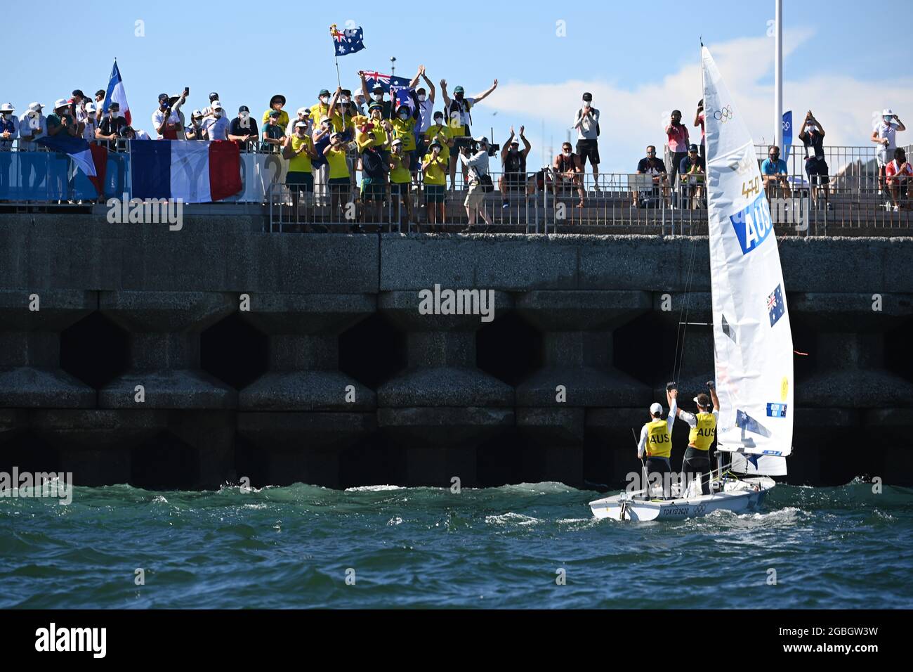 Kanagawa, Japan. 4th Aug, 2021. Mathew Belcher/Will Ryan of Australia celebrate after the sailing men's two person dinghy 470 medal race at the Tokyo 2020 Olympic Games in Kanagawa, Japan, Aug. 4, 2021. Credit: Huang Zongzhi/Xinhua/Alamy Live News Stock Photo