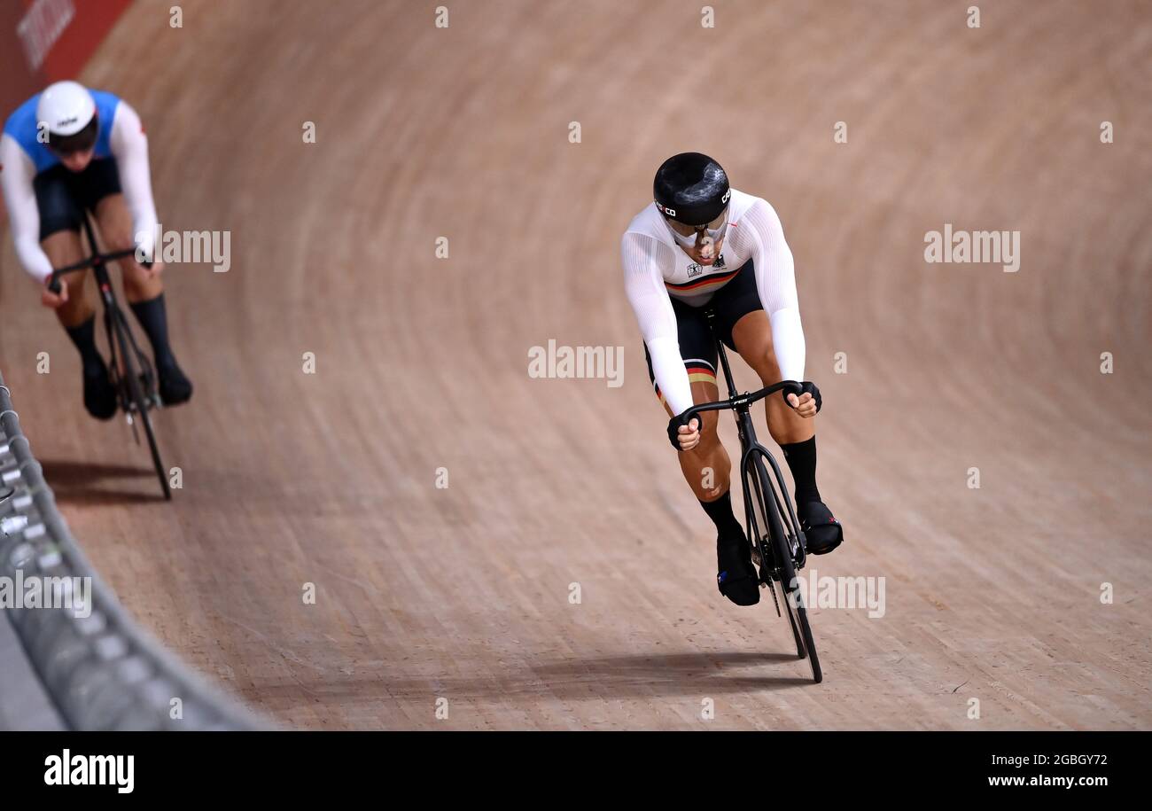 (210804) --IZU, Aug. 4, 2021 (Xinhua) -- Maximilian Levy (R) of Germany competes during cycling track men's sprint match at Tokyo 2020 Olympic Games, in Izu, Japan, Aug. 4, 2021. (Xinhua/Zhang Hongxiang) Stock Photo