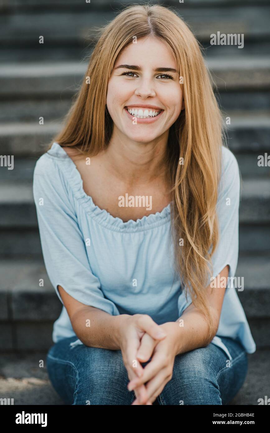 Hispanic teen portrait smiling hi-res stock photography and images - Alamy