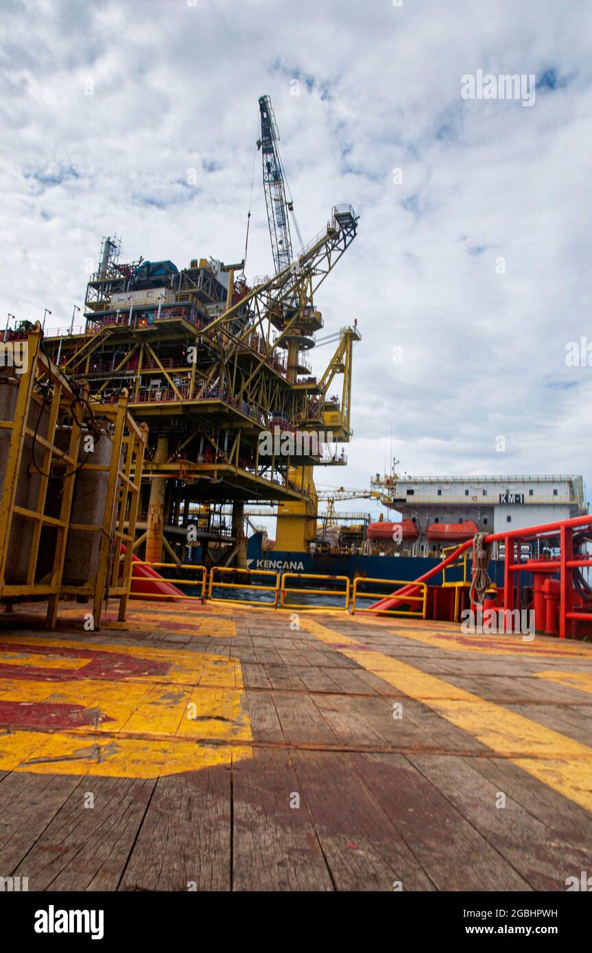 marine crew stand by on deck vessel for personal transfer from platform to vessel Stock Photo