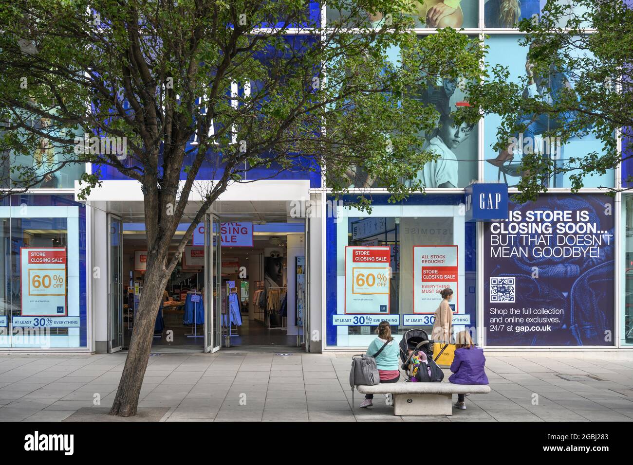 Oxford Street, London, UK. 4 August 2021. Sale at GAP store in Oxford  Street. Gap is due to close all UK stores and move business online Stock  Photo - Alamy