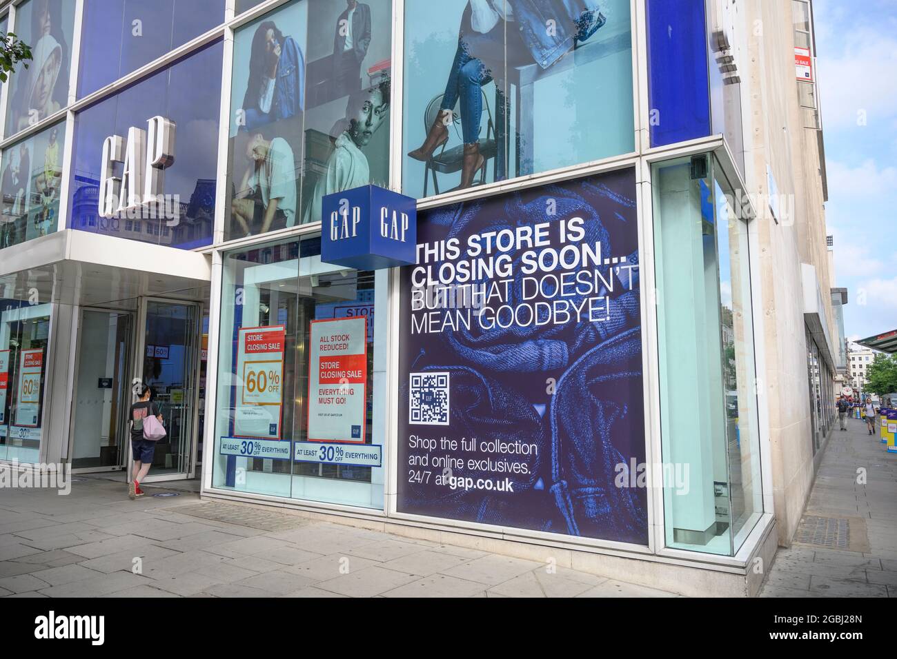 Oxford Street, London, UK. 4 August 2021. Sale at GAP store in Oxford Street.  Gap is due to close all UK stores and move business online Stock Photo -  Alamy