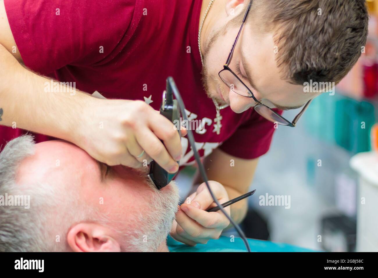 Man head shave salon hi-res stock photography and images - Alamy