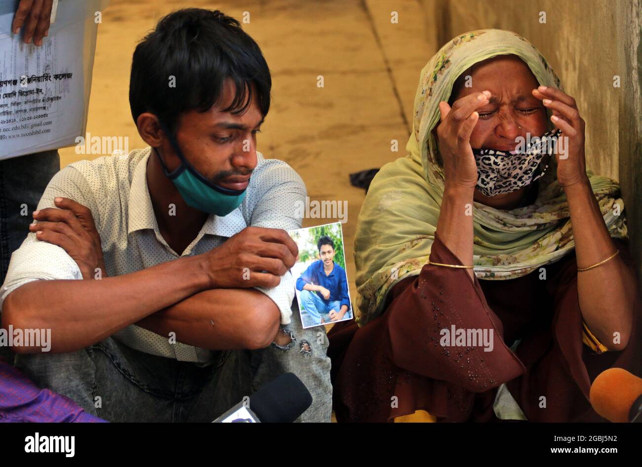 August 04,2021,dhaka,bangladesh: After making DNA profiling of the corpses, the bodies of Shejan Juice Factory fire victims are being readied for hand Stock Photo