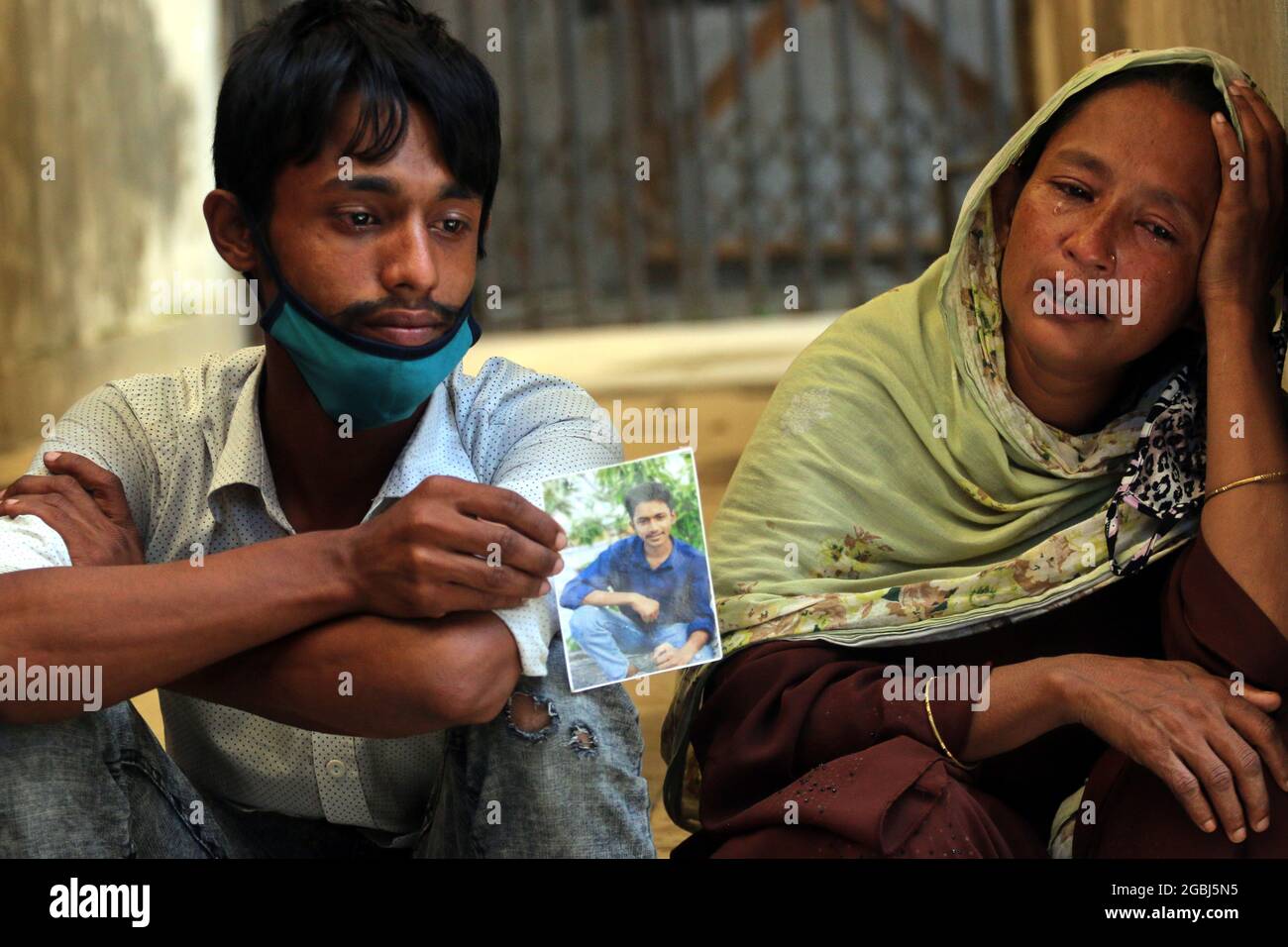 August 04,2021,dhaka,bangladesh: After making DNA profiling of the corpses, the bodies of Shejan Juice Factory fire victims are being readied for hand Stock Photo