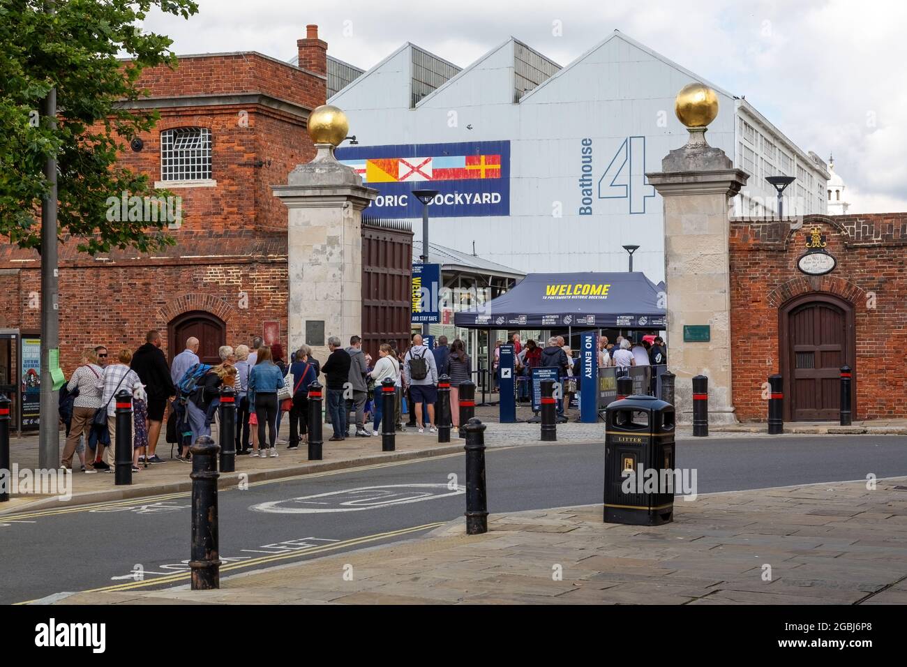08-04-2021 Portsmouth, Hampshire, UK Crowds queuing at the entrance of Portsmouth Historic Dockyard during the summer holidays Stock Photo