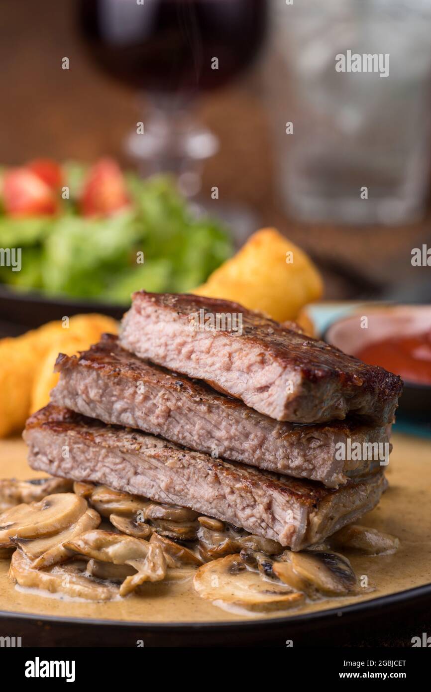 Scheiben eines steaks mit pilzsauce hi-res stock photography and images ...