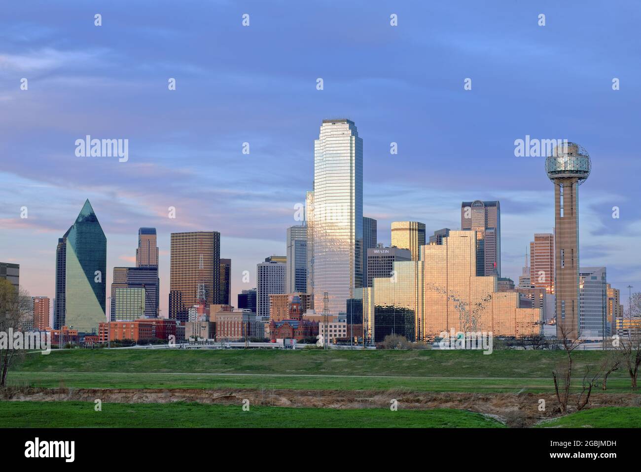 Dallas skyline twilight view hi-res stock photography and images - Alamy
