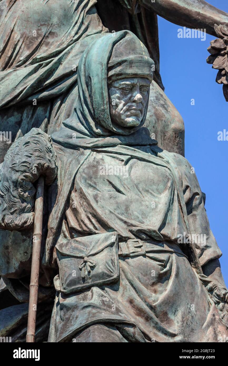 Close up of the bronze statue of Scott on top of the memorial to Scott and his crew at Mount Wise in Devonport. A public park overlooking the Hamoaze Stock Photo