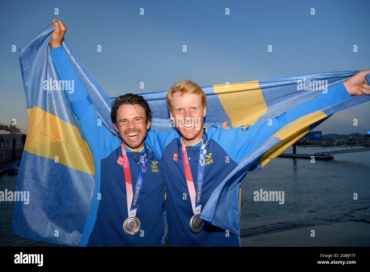 Team Sweden - Anton Dahlberg and Fredrik Bergström  (silver medal),  August 4th, 2021 - Sailing : Men's Two Person Dinghy - 470 - Medal Ceremony during the Tokyo 2020 Olympic Games at the Enoshima Yacht Harbour in Kanagawa, Japan. Tokyo Olympic Games 2020 - Sailing, Enoshima, Japan - 04 Aug 2021   (c)  Henrik Montgomery / TT / kod 10060 Stock Photo