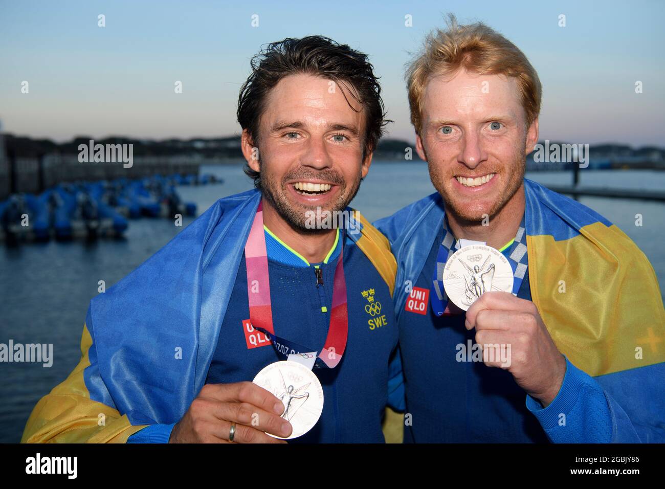 Team Sweden - Anton Dahlberg and Fredrik Bergström  (silver medal),  August 4th, 2021 - Sailing : Men's Two Person Dinghy - 470 - Medal Ceremony during the Tokyo 2020 Olympic Games at the Enoshima Yacht Harbour in Kanagawa, Japan. Tokyo Olympic Games 2020 - Sailing, Enoshima, Japan - 04 Aug 2021   (c)  Henrik Montgomery / TT / kod 10060 Stock Photo
