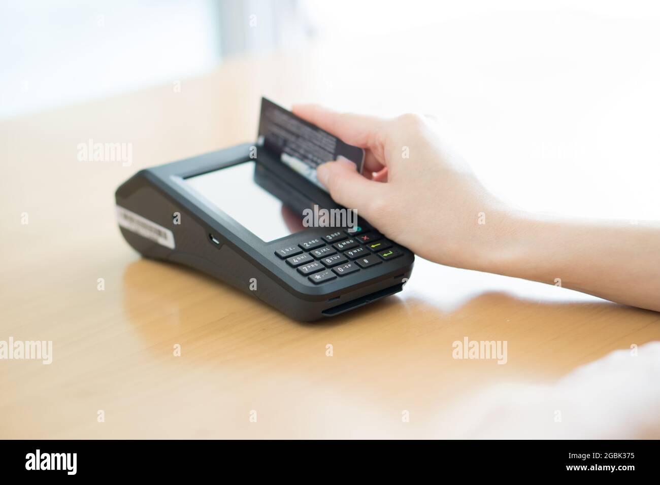 Using a credit card reader Stock Photo Alamy