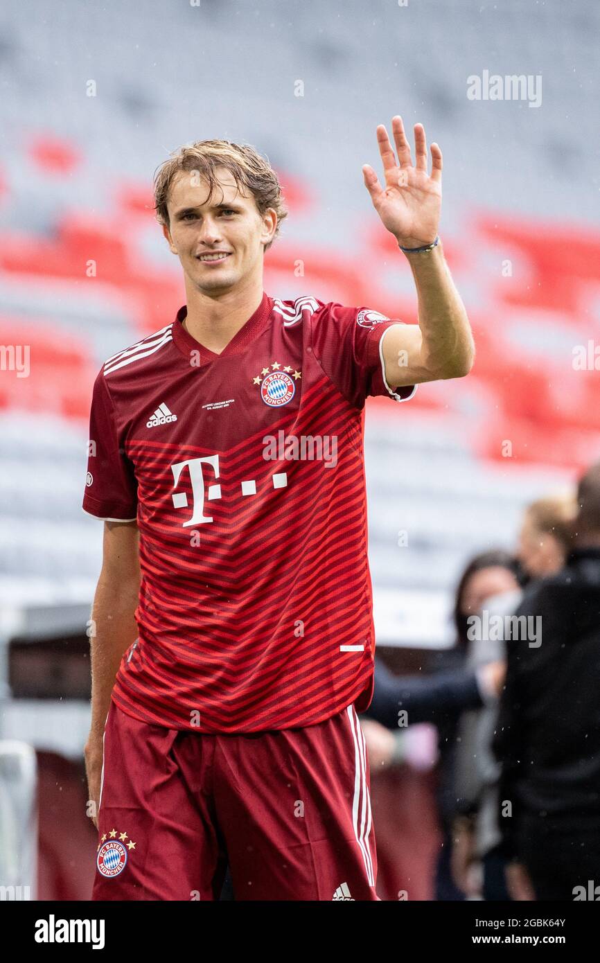 Munich, Germany. 04th Aug, 2021. Football: Bundesliga, team presentation  and training FC Bayern at the Allianz Arena before the start of the season.  Alexander Zverev, German tennis player and Olympic champion, waving
