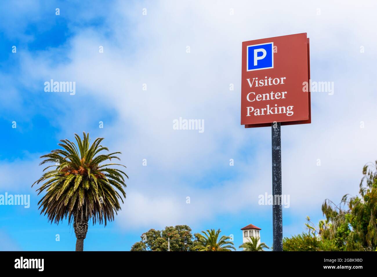 Overcast Sign Visitor Center Parking sign. Palm tree, Overcast Stock Photo - Alamy