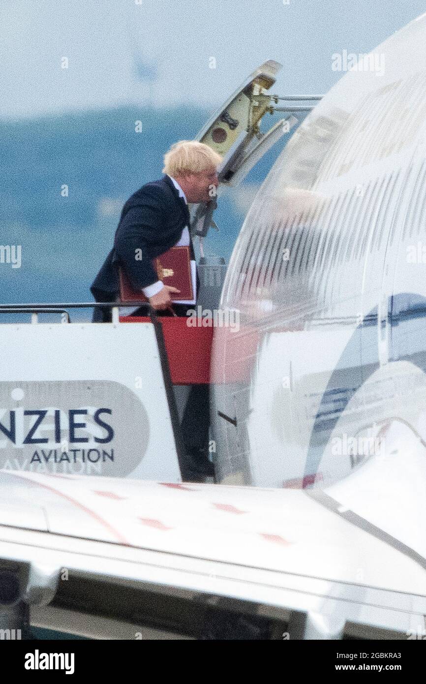 Glasgow, Scotland, UK. 4th Aug, 2021. PICTURED: UK Prime Minister, Rt Hon Boris Johnson MP seen climbing up the steps of the Union Jack private plane Airbus A321, en route to Aberdeen for the next leg of his Scotland visit. Credit: Colin Fisher/Alamy Live News Stock Photo