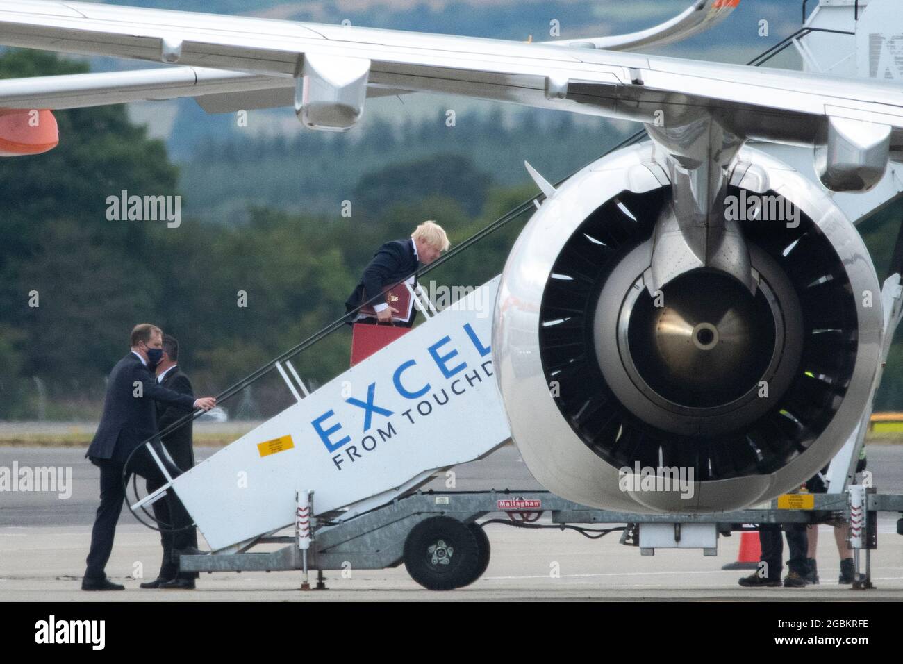 Glasgow, Scotland, UK. 4th Aug, 2021. PICTURED: UK Prime Minister, Rt Hon Boris Johnson MP seen climbing up the steps of the Union Jack private plane Airbus A321, en route to Aberdeen for the next leg of his Scotland visit. Credit: Colin Fisher/Alamy Live News Stock Photo