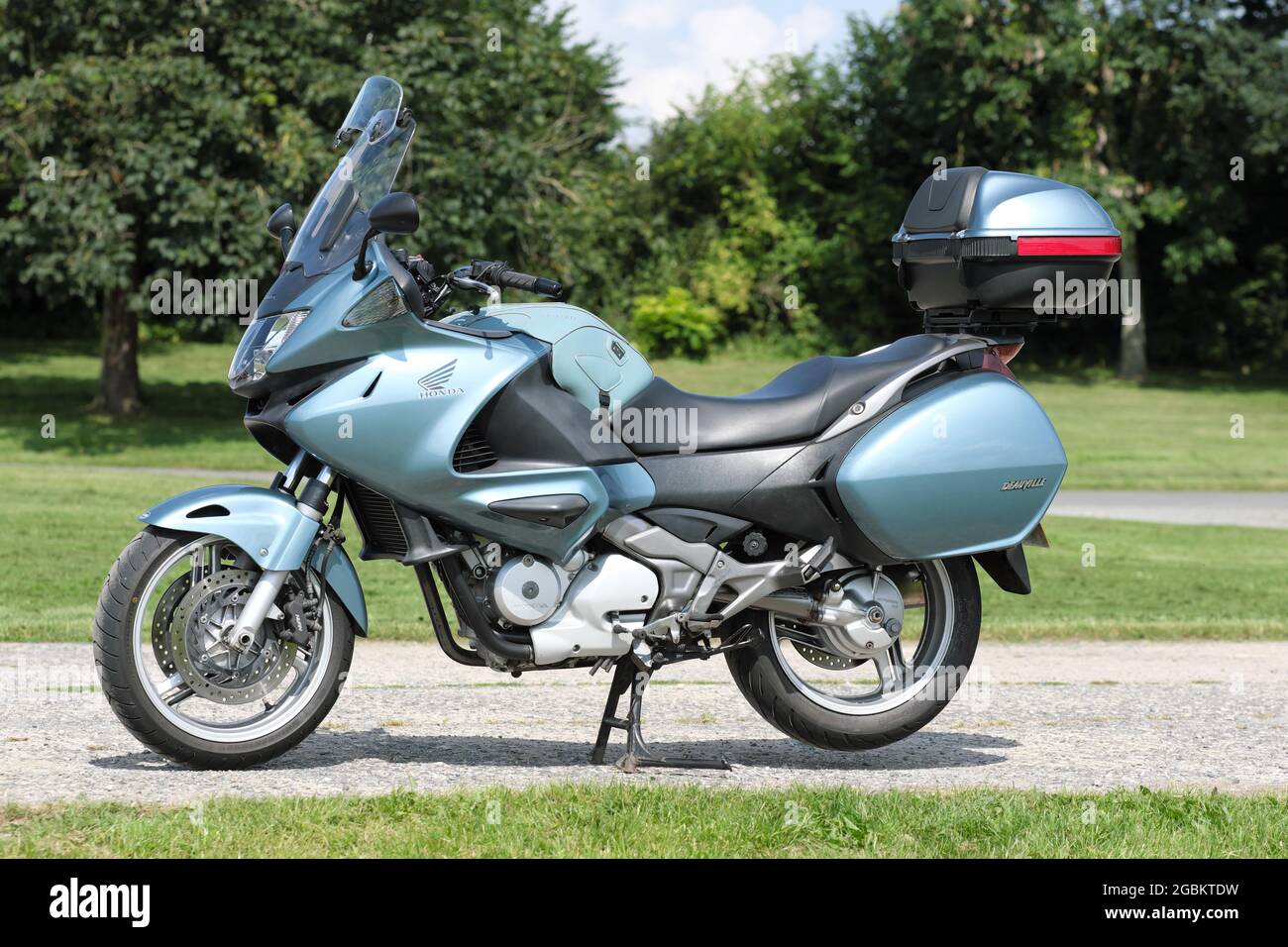 Motorbike panniers hi-res stock photography and images - Alamy