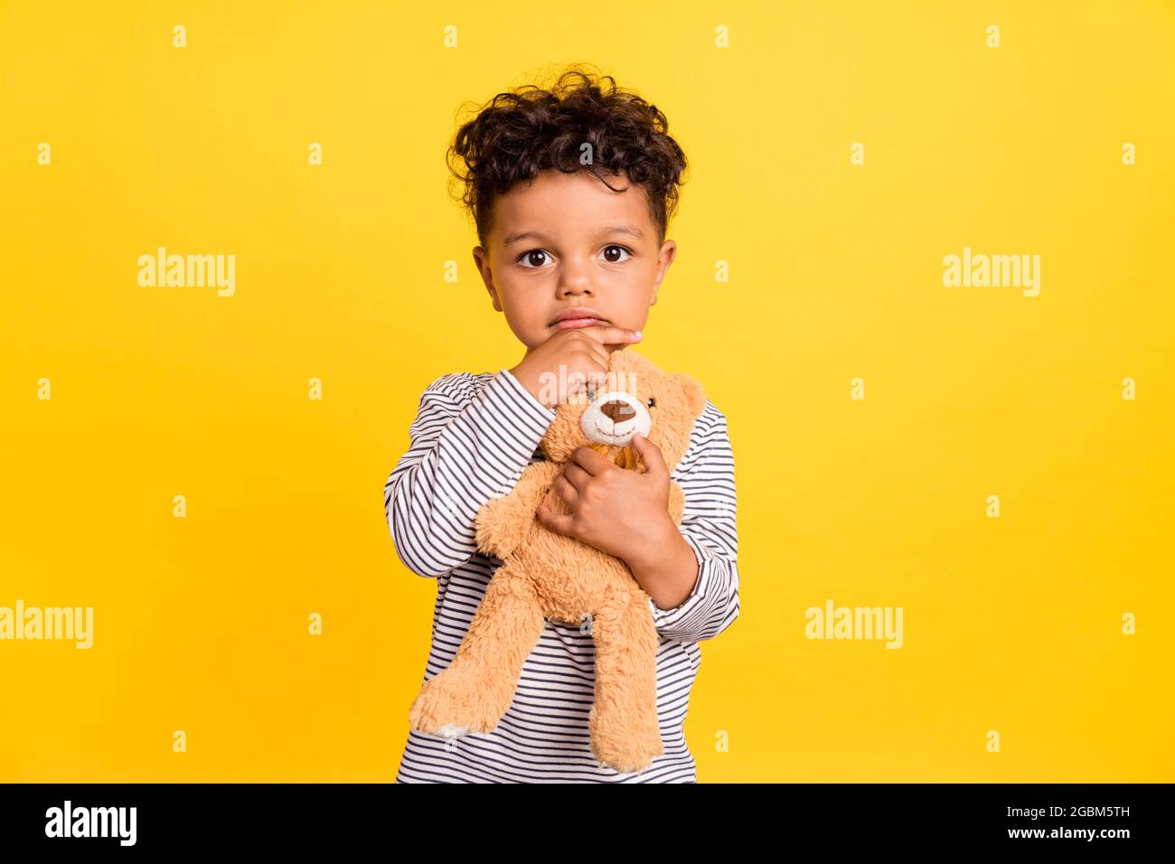 Photo portrait small boy cute hugging soft teddy bear thoughtful ...