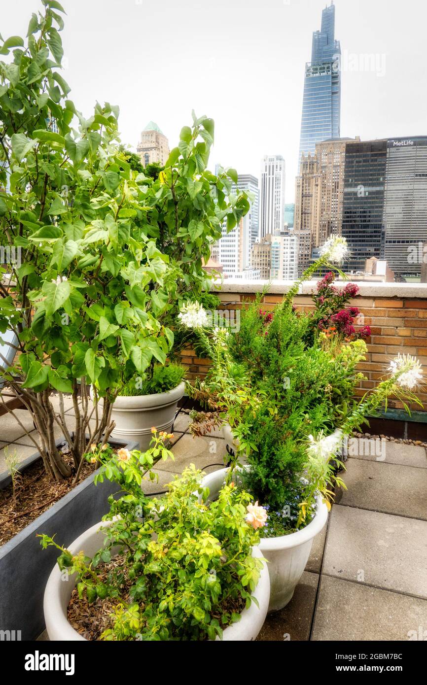 Rooftop new york patio hi-res stock photography and images - Alamy