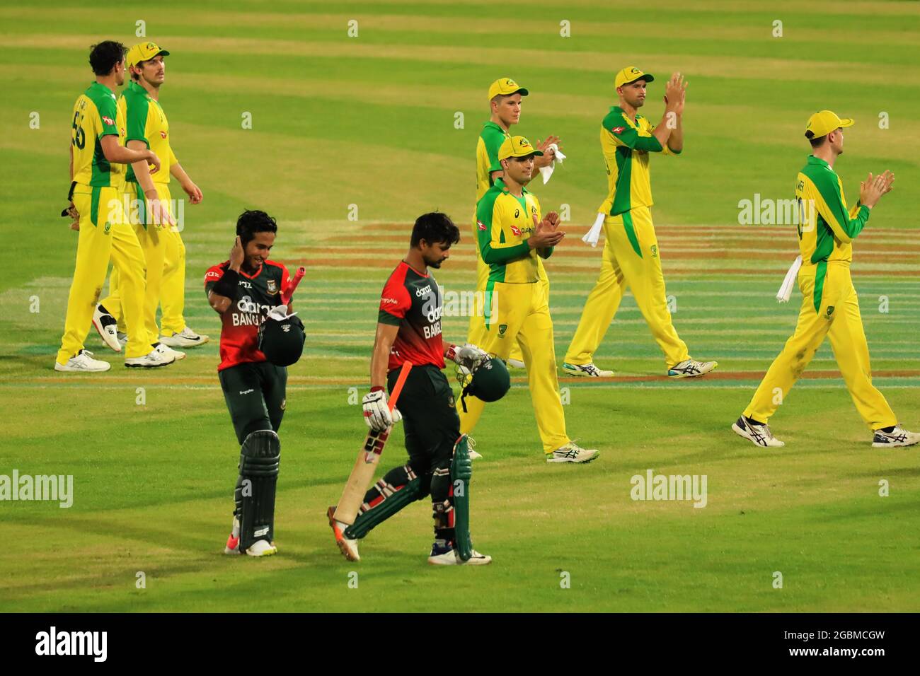 Dhaka, Bangladesh. 04th Aug, 2021. Australia cricket team applauded and congratulated Bangladesh cricket team during the second T20 match between Australia cricket team and Bangladesh at Sher e Bangla National Cricket Stadium.Bangladesh won by 5 wickets against Australia. Credit: SOPA Images Limited/Alamy Live News Stock Photo