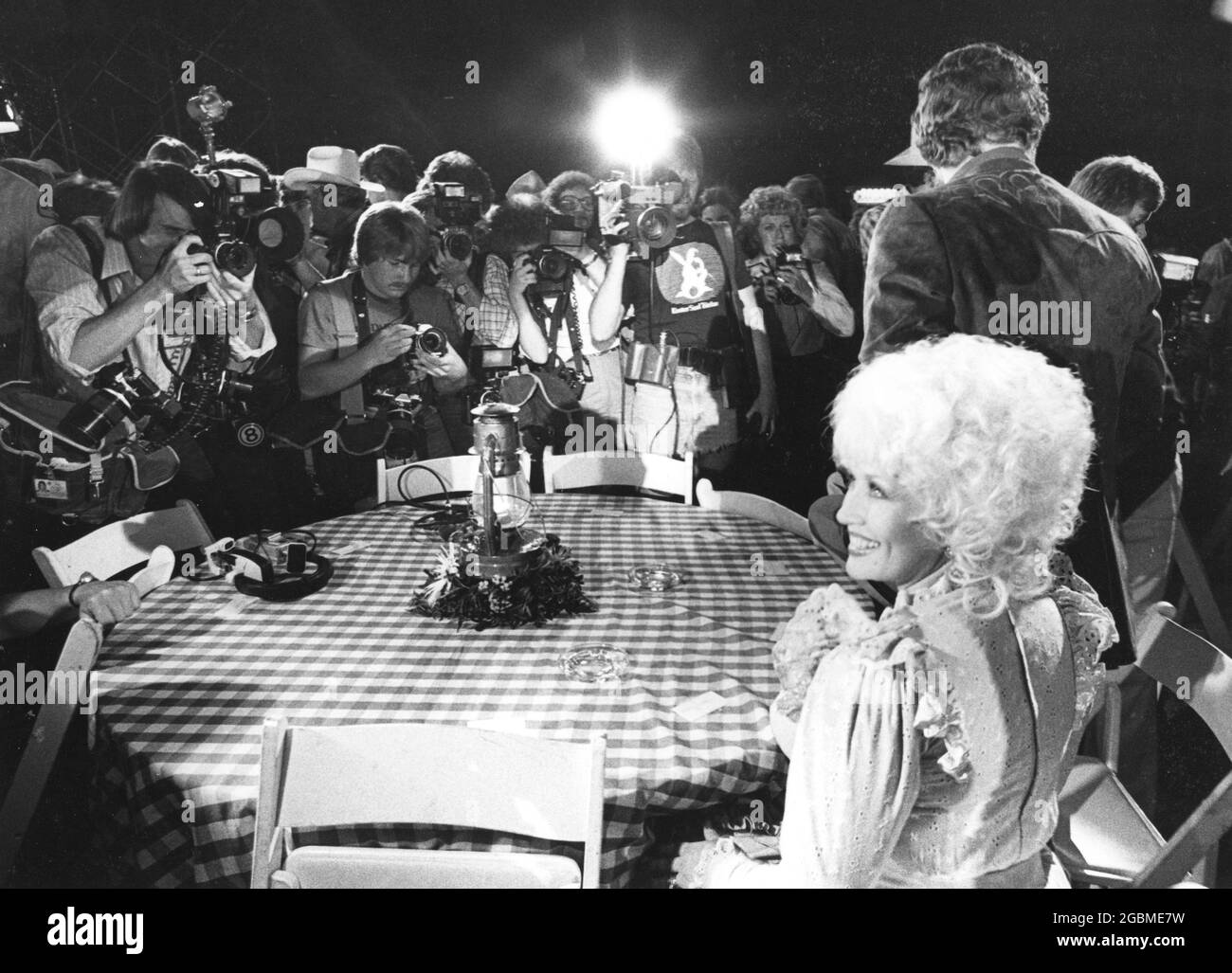 Austin, Texas USA, July 11, 1982: Actors Burt Reynolds and Dolly Parton at the premiere of the movie 'Best Little Whorehouse in Texas' at the Paramount Theater. Portions of the movie were filmed at the Capitol building in downtown Austin. ©Bob Daemmrich Stock Photo