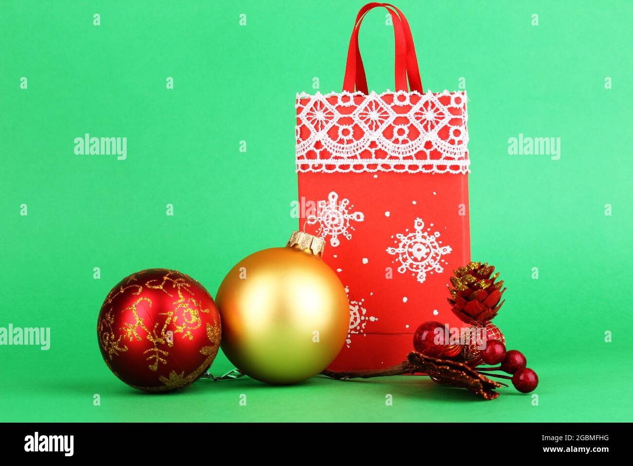 green paper gift bolsas