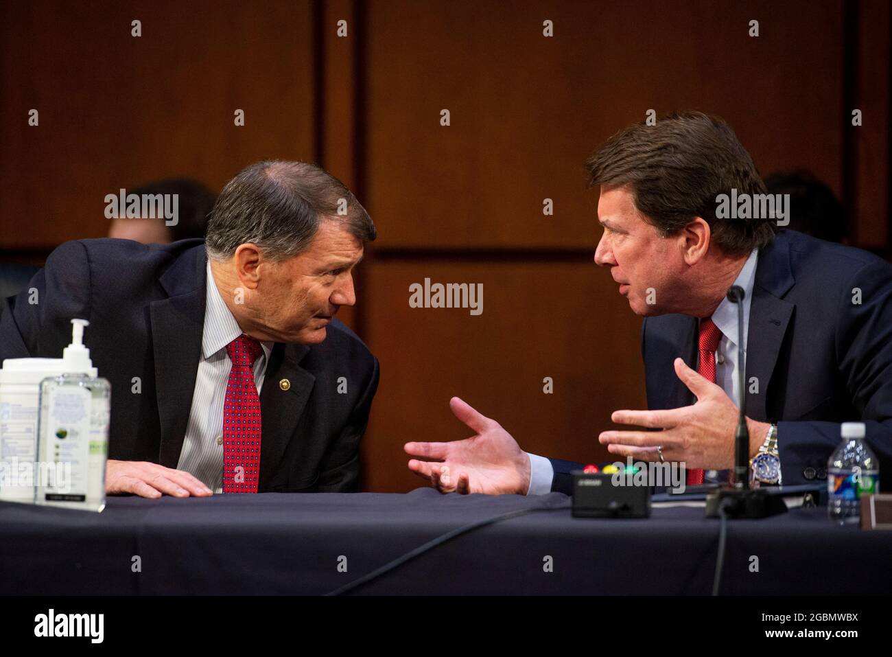 Washington, Vereinigte Staaten. 04th Aug, 2021. United States Senator Mike Rounds (Republican of South Dakota), left, confers with United States Senator Bill Hagerty (Republican of Tennessee), right, during a Senate Committee on Foreign Relations business meeting for nominations and legislative considerations in the Hart Senate Office Building in Washington, DC, Wednesday, August 4, 2021. Credit: Rod Lamkey/CNP/dpa/Alamy Live News Stock Photo
