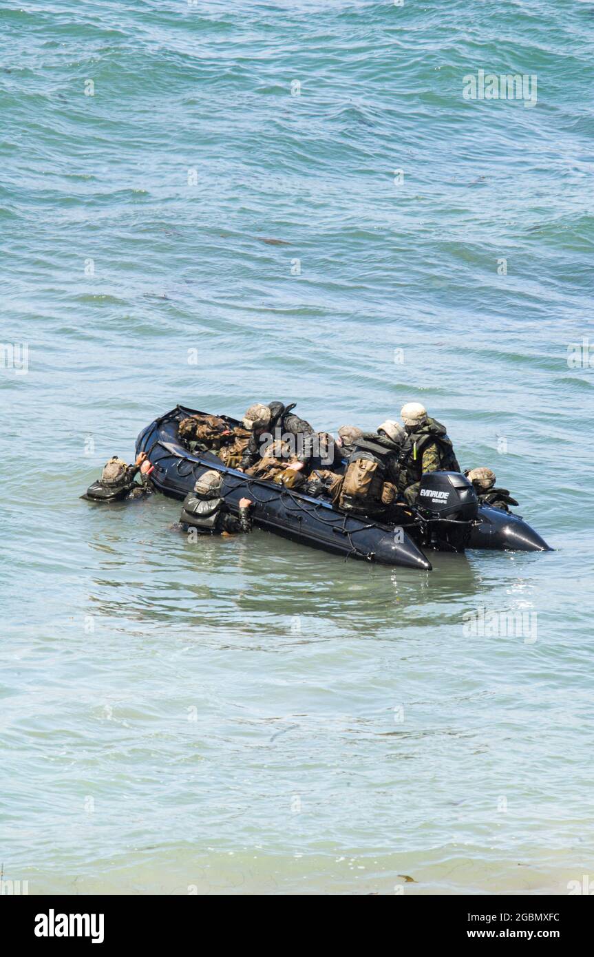 Recon Marines load up on boat to exit beachhead and return to offshore ship at Camp Pendleton, California Stock Photo