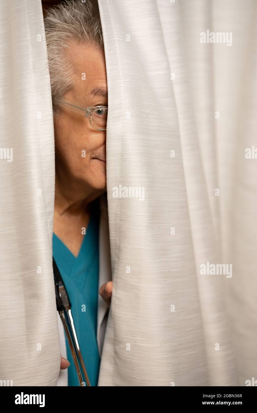 Doctors Changing Curtain Doctor curtains hi-res stock photography and images - Alamy