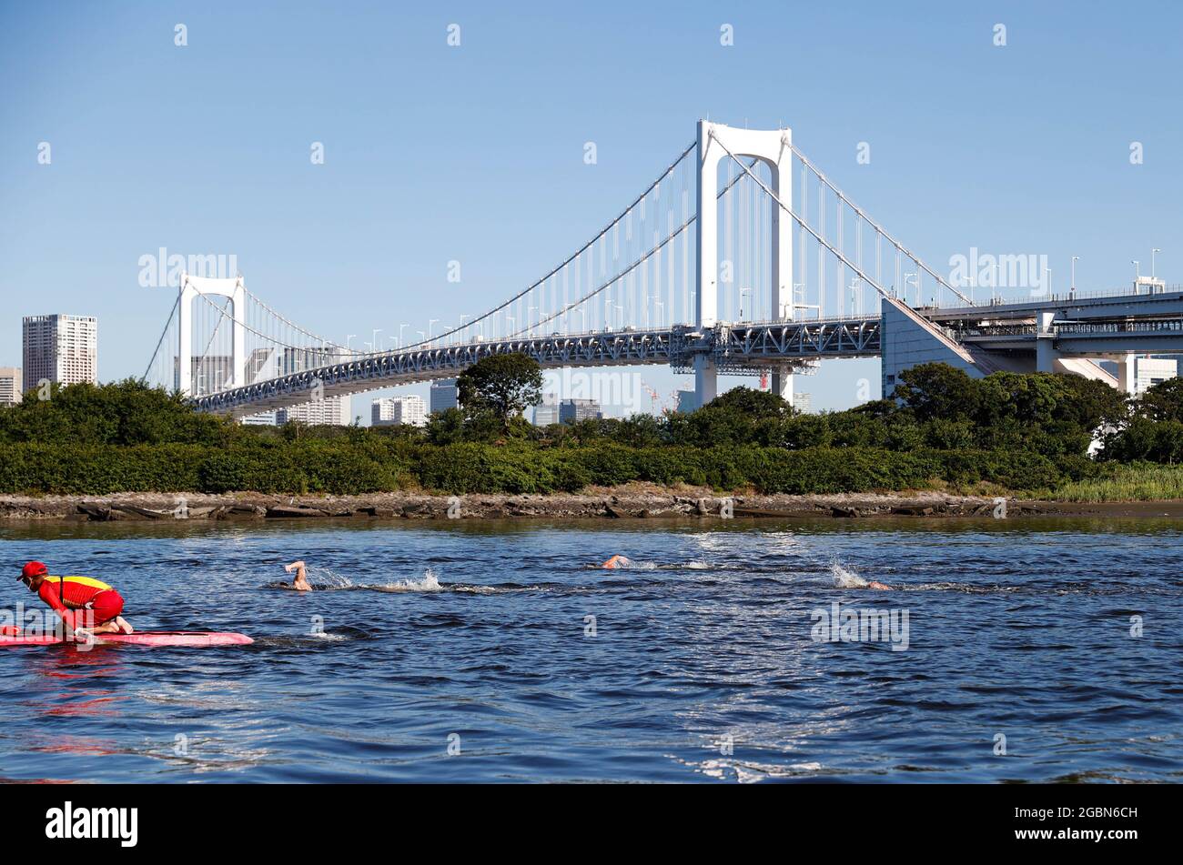 Tokyo, Japan. 5th Aug, 2021. Athletes compete during the men's 10km of marathon swimming at the Tokyo 2020 Olympic Games in Tokyo, Japan, Aug. 5, 2021. Credit: Wang Jingqiang/Xinhua/Alamy Live News Stock Photo