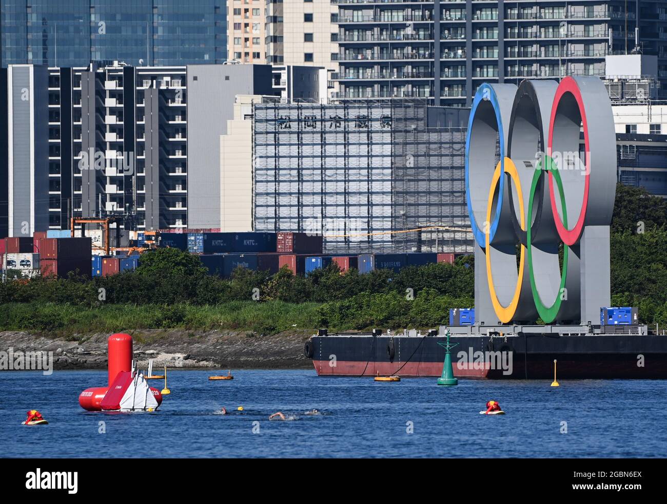 Tokyo, Japan. 5th Aug, 2021. Athletes compete during the men's 10km of marathon swimming at the Tokyo 2020 Olympic Games in Tokyo, Japan, Aug. 5, 2021. Credit: Wang Jingqiang/Xinhua/Alamy Live News Stock Photo