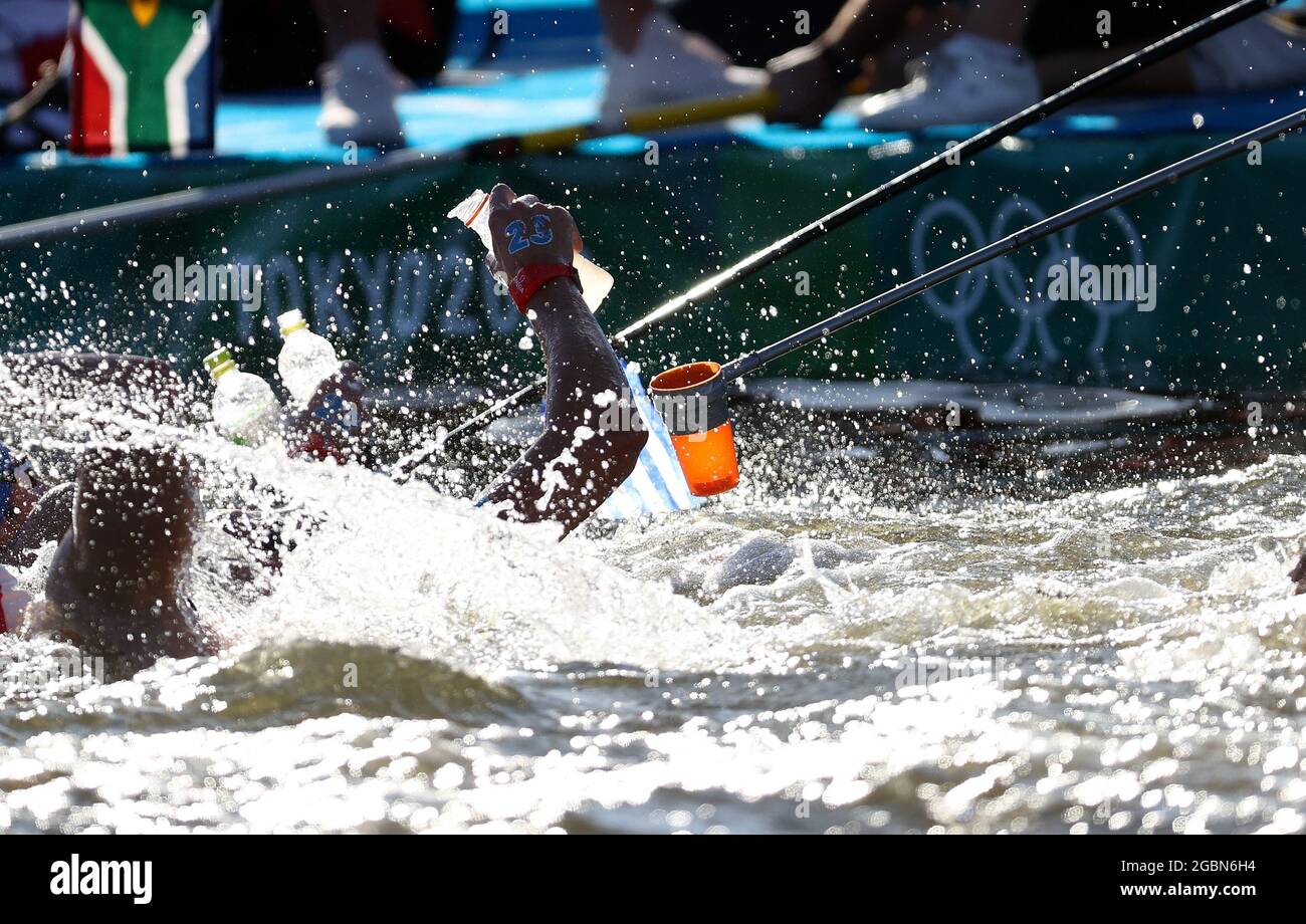 Tokyo, Japan. 5th Aug, 2021. Athletes have drinks during the men's 10km of marathon swimming at the Tokyo 2020 Olympic Games in Tokyo, Japan, Aug. 5, 2021. Credit: Cao Can/Xinhua/Alamy Live News Stock Photo