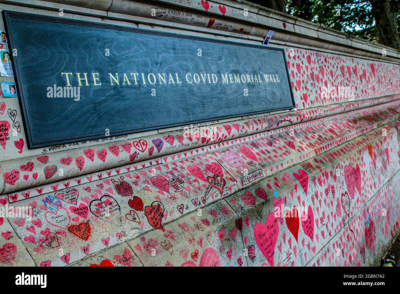 The National Covid Memorial Wall runs for about a mile along the Thames river alongside St Thomas' hospital in Westminster. The memorial began around April 2021 and its decorated with more than 150,000 red hearts each representing a life lost to Covid19. (Photo by David Mbiyu / SOPA Images/Sipa USA) Stock Photo