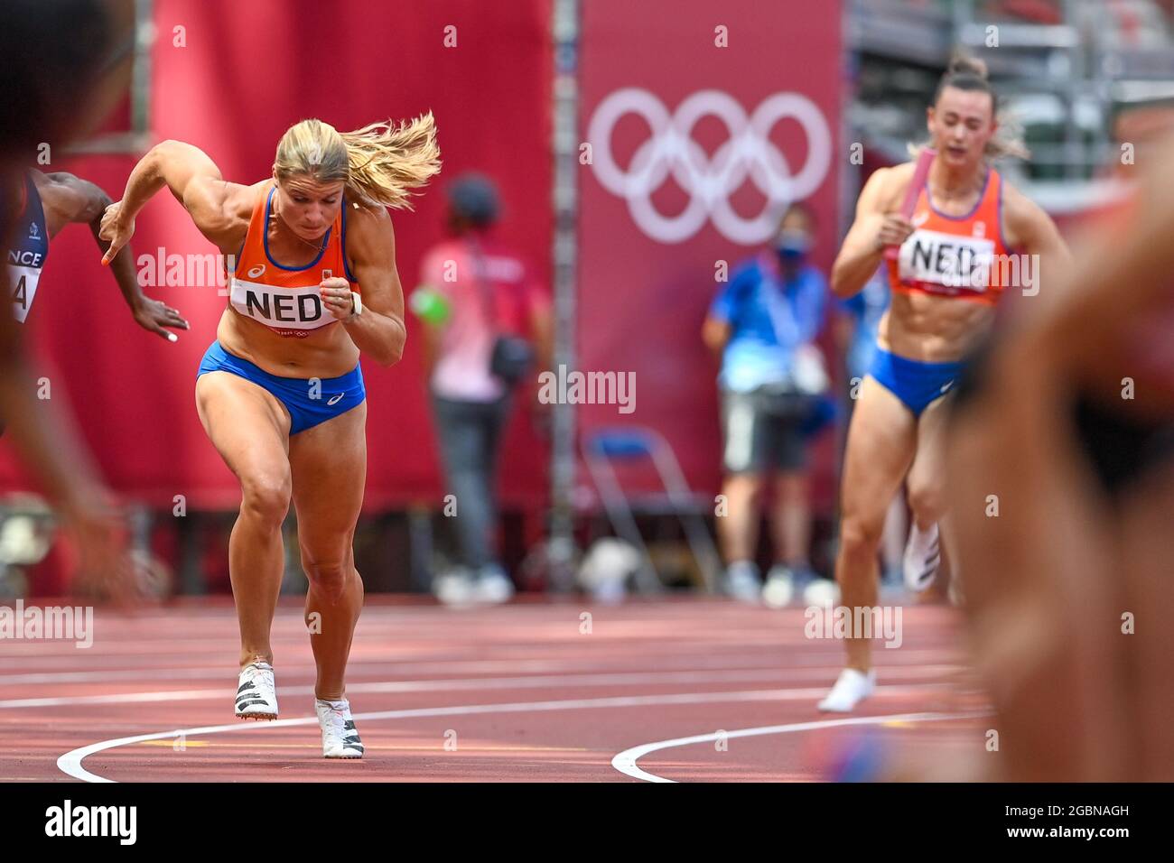 TOKYO, JAPAN - AUGUST 5: Dafne Schippers of the Netherlands competing on Women's 4x100m Relay during the Tokyo 2020 Olympic Games at the Olympic Stadium on August 5, 2021 in Tokyo, Japan (Photo by Andy Astfalck/Orange Pictures) NOCNSF ATLETIEKUNIE Stock Photo