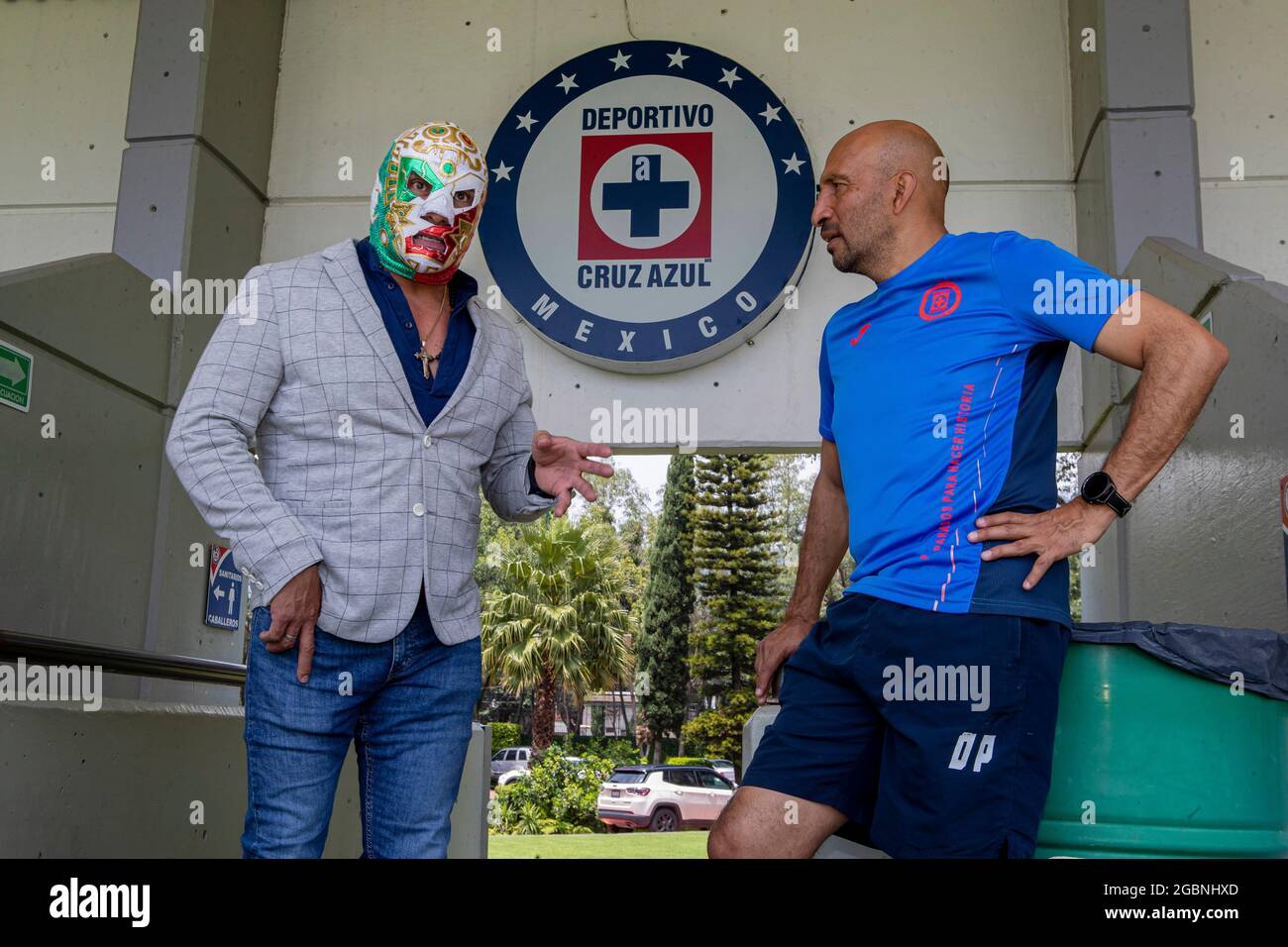 Mexico City, Mexico, August 4, 2021: Wrestler Dr Wagner meets with Oscar Perez  at press conference at La Noria, high performance center of the Cruz Azul football team. Credit: Ricardo Flores / Eyepix Group/Alamy Live News Stock Photo