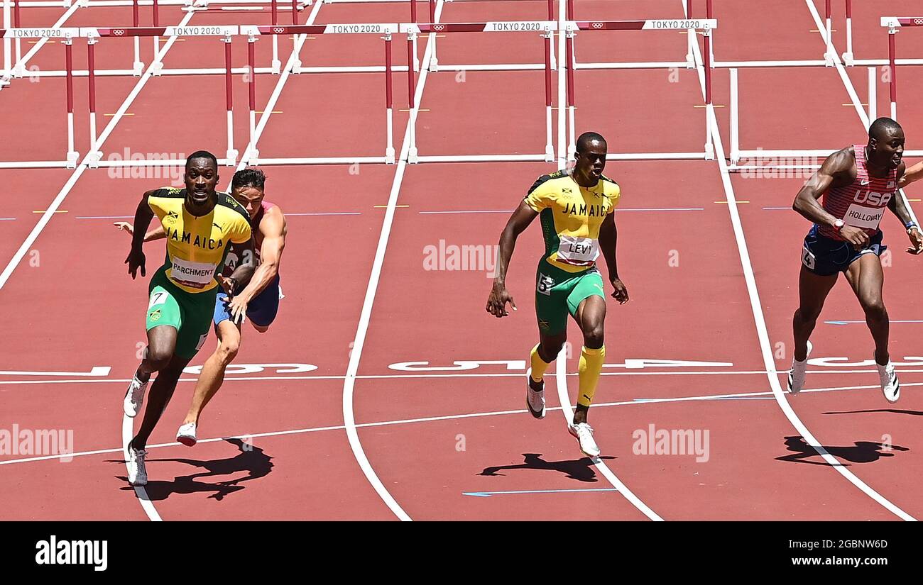 Tokyo, Japan. 5th Aug, 2021. Hansle Parchment (L) of Jamaica competes during the men's 110m