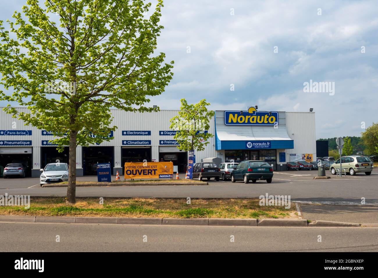 LA FLECHE, FRANCE - Jul 21, 2021: A NORAUTO Front Store Facade of Shop with Logo Signage in Fleche, France  is a brand for repair hardware and product Stock Photo
