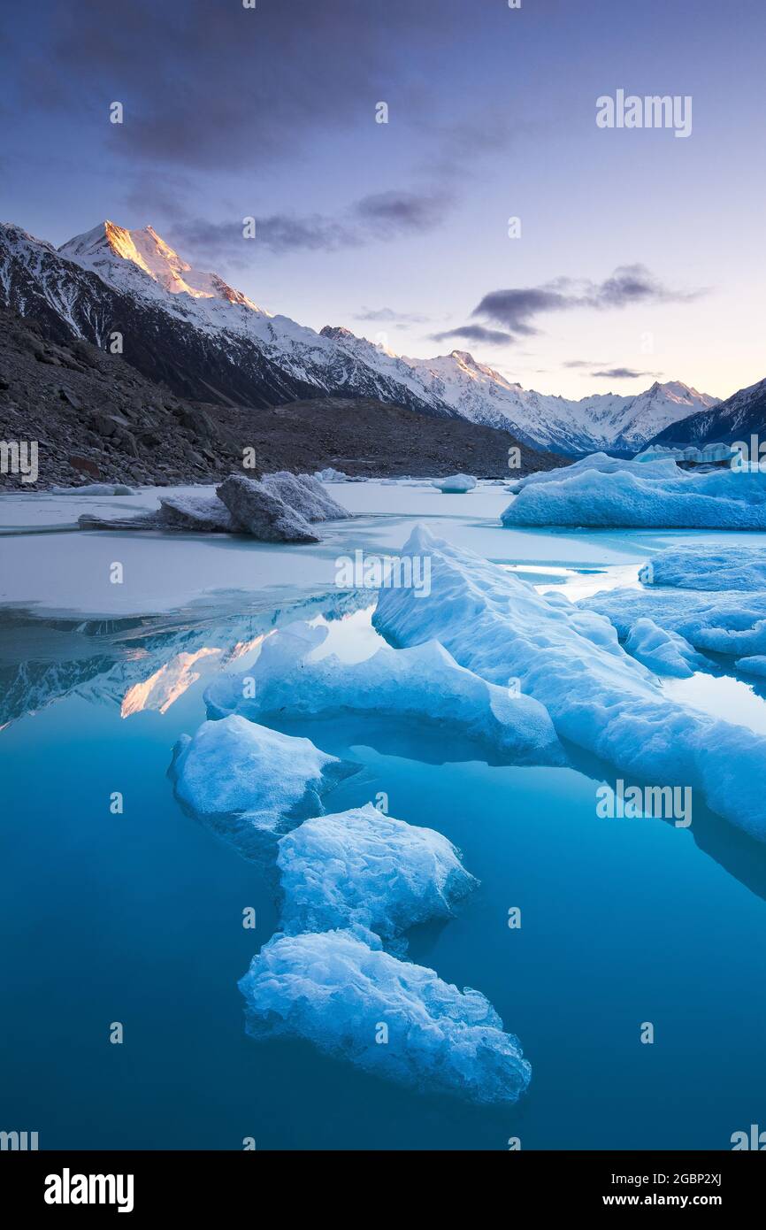 Icebergs in Tasman Lake, Aoraki Mount Cook National Park, New Zealand Stock Photo
