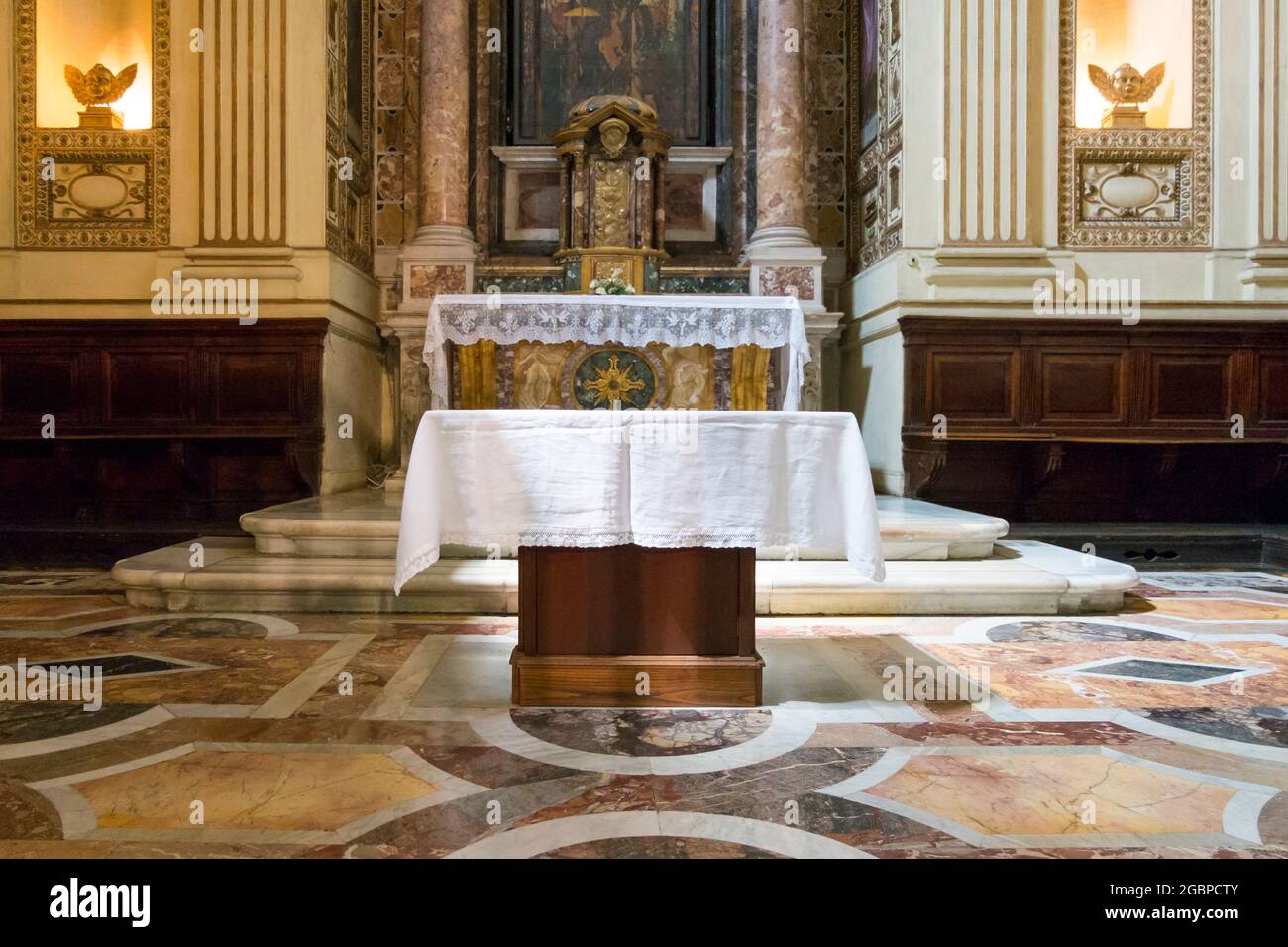 White marble altar hi-res stock photography and images - Alamy