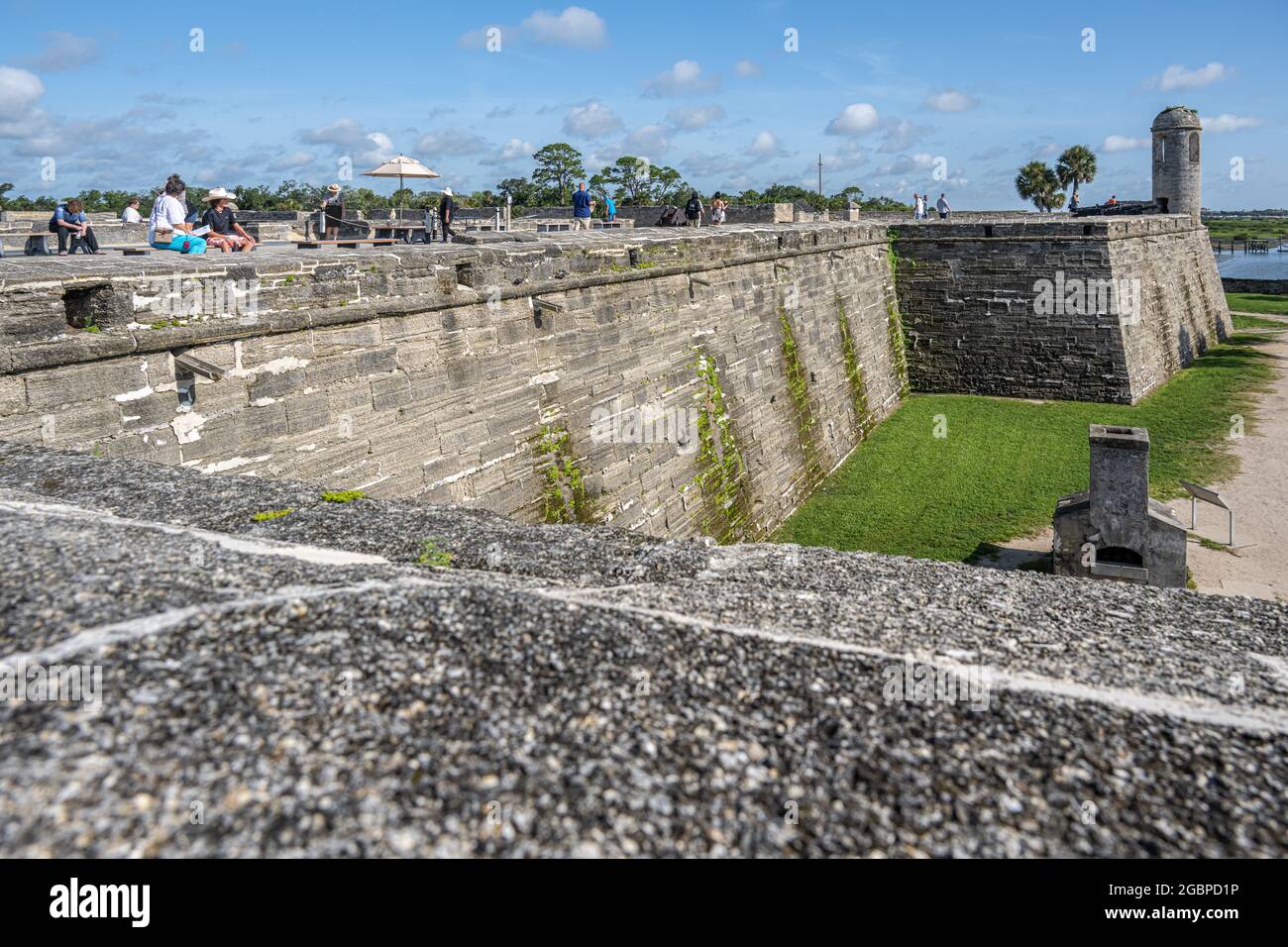 Florida tourists along the terreplein of Castillo de San Marcos, a 17th century masonry fort on Matanzas Bay in Old City St. Augustine, Florida. (USA) Stock Photo