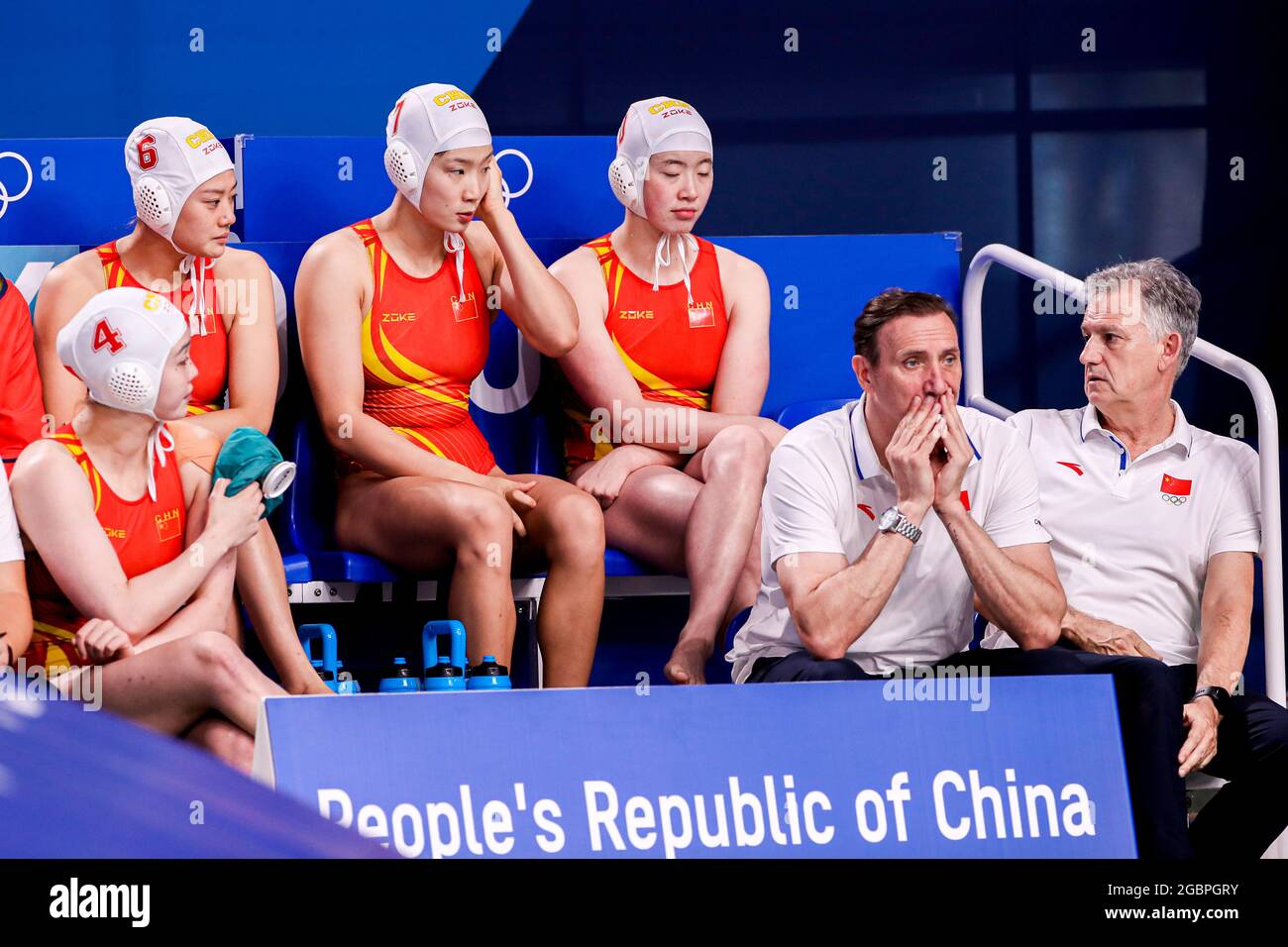 TOKYO, JAPAN - AUGUST 5: Dunhan Xiong of China, Ying Zhai of China, Yiwen Lu of China, Danyi Zhang of China, Salvador Gomez of China, Head Coach Petar Porobic of China during the Tokyo 2020 Olympic Waterpolo Tournament Women Classification 5th-8th match between Team China and Team Netherlands at Tatsumi Waterpolo Centre on August 5, 2021 in Tokyo, Japan (Photo by Marcel ter Bals/Orange Pictures) NOCNSF Stock Photo