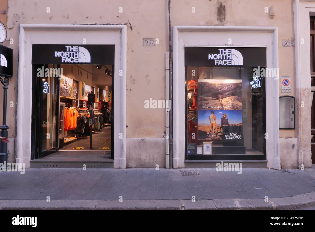 The north face store hi-res stock photography and images - Page 2 - Alamy