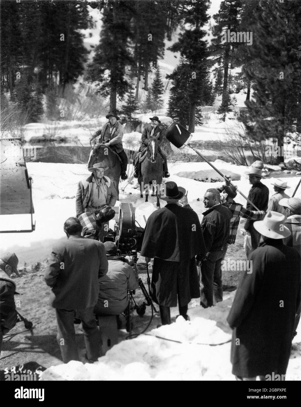 DAVID BRIAN ALAN HALE Jr. JACK WOODY GARY COOPER (back to camera) and Director ANDRE DE TOTH with Movie Crew on set location candid during filming of SPRINGFIELD RIFLE 1952 director ANDRE DE TOTH music Max Steiner cinematography Edwin B. DuPar Warner Bros. Stock Photo