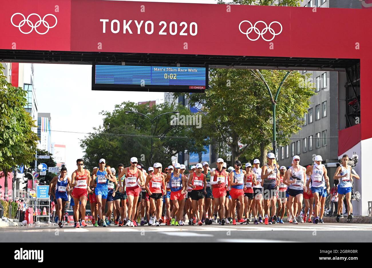 (210805) -- SAPPORO, Aug. 5, 2021 (Xinhua) -- Athletes start during the ...