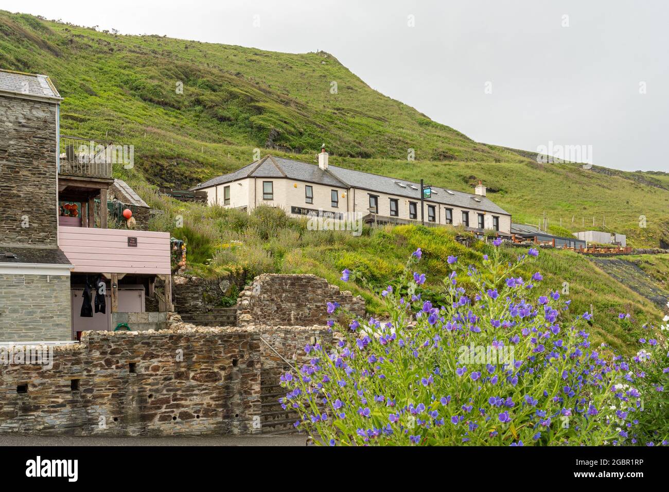The Port William 8 bedroomed boutique hotel style coastal inn near Tintagel sitting above the beach at Trebarwith Strand. Stock Photo