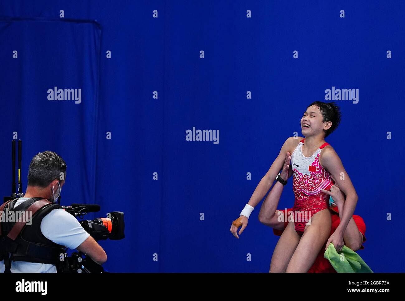 Tokyo, Japan. 5th Aug, 2021. Quan Hongchan (top) of China celebrates after winning the women