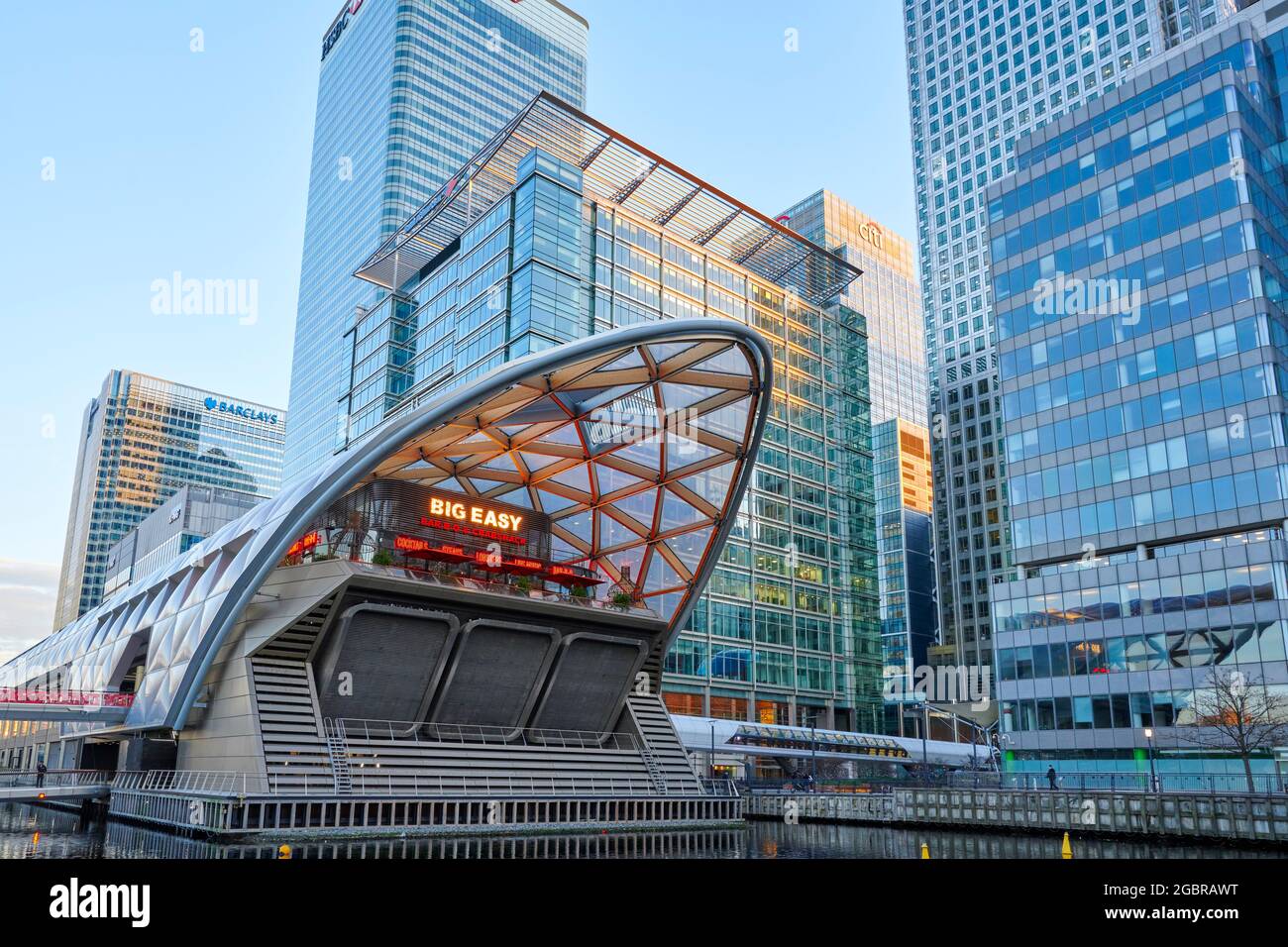 Big Easy Seafood Restaurant with offices in the financial district behind, Canary Wharf, London Stock Photo